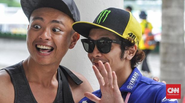 Valentino Rossi palsu jadi incaran para fannya di MotoGP Malaysia 2018. (