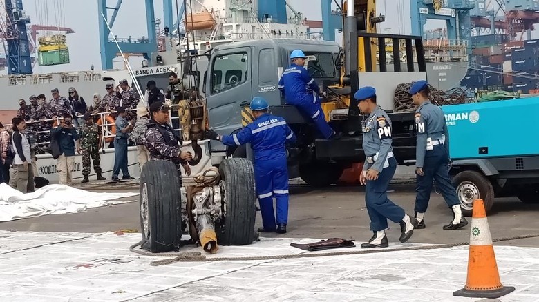 Dievakuasi dari Laut, Roda Lion Air PK-LQP Tiba di JICT 2 Dievakuasi dari Laut, Roda Lion Air PK-LQP Tiba di JICT 2