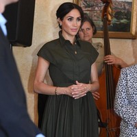 Memakai gaun hijau dengan aksen lipit di hari pertama kunjungan ke Australia. Meghan dibalut gaun Brandon Maxwell US$ 1.895 atau Rp 28 juta dan sepatu Tamara Mellon US$ 395 atau Rp 6 jutaan. (Foto: Getty Images)