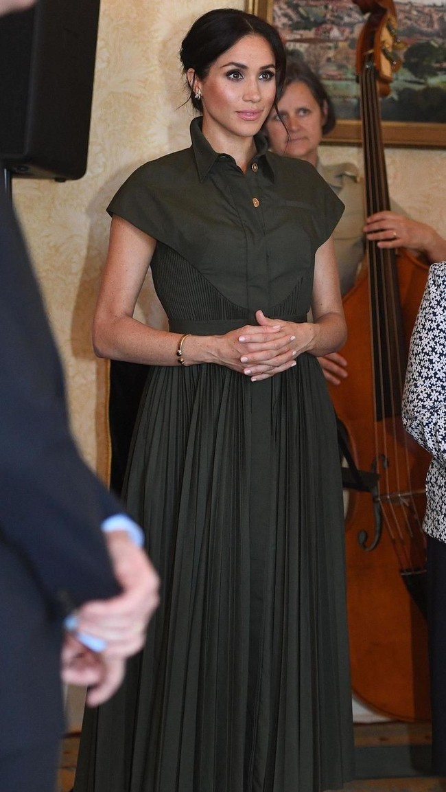 Memakai gaun hijau dengan aksen lipit di hari pertama kunjungan ke Australia. Meghan dibalut gaun Brandon Maxwell US$ 1.895 atau Rp 28 juta dan sepatu Tamara Mellon US$ 395 atau Rp 6 jutaan. (Foto: Getty Images)