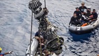 Petugas kru kapal Baruna Jaya 1 mengangkat mesin turbin pesawat Lion Air JT-610, Sabtu (3/11).