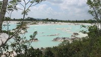 Danau Kaolin adalah lubang bekas tambang kaolin di Belitung. Bekas lubangnya terisi dengan air hujan dan air lain bertahun-tahun sampai menjadi danau (Veny Rossa/dTraveler)