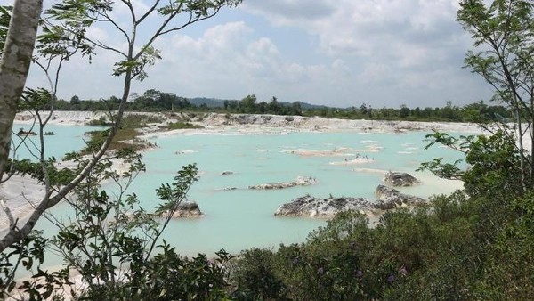 Danau Kaolin adalah lubang bekas tambang kaolin di Belitung. Bekas lubangnya terisi dengan air hujan dan air lain bertahun-tahun sampai menjadi danau (Veny Rossa/dTraveler) Danau Kaolin adalah lubang bekas tambang kaolin di Belitung. Bekas lubangnya terisi dengan air hujan dan air lain bertahun-tahun sampai menjadi danau (Veny Rossa/dTraveler)