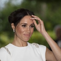 Berakhir sudah tur perdana Meghan Markle sebagai Duchess of Sussex ke Australia dan sekitarnya. Sorotan pun tertuju pada gaya Meghan, tanpa terkecuali deretan perhiasan mewah yang menghiasi penampilannya. Harganya beragam, mulai dari jutaan rupiah hingga tak ternilai. (Foto: Getty Images)