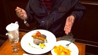 Berkat profesinya, Akbar juga kenal dengan tokoh-tokoh politik ternama Indonesia. Ini gayanya saat makan salmon panggang. “Mantapp bingizzz ki,” katanya. Foto: Instagram ajudan_pribadi