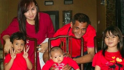 Mengenang Kebersamaan Mendiang George Taka dan Keluarga