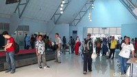 Jarak bandara dari pusat kota sekitar 12 km. Bandara Karel Sadsuitubun memiliki fasilitas stasiun pengisian bahan bakar (SPBU) avtur.
