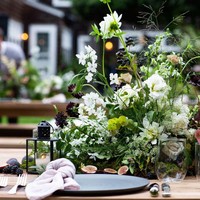 Untuk table setting, tanaman liar menjadi dekorasi utamanya.  (Foto: Dok. Goop)