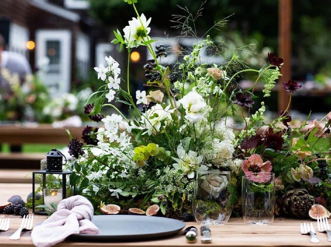 Untuk table setting, tanaman liar menjadi dekorasi utamanya.  (Foto: Dok. Goop)