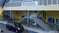 Bandara ini memiliki ukuran landasan pacu 1.600 meter x 30 meter. Landasan pacu tersebut direncanakan akan diperpanjang hingga 2.100 meter.
