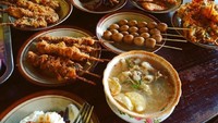 Ramai dan meriah. Tampilan meja di warung soto. Jangan kalap kalau melihat lauk pelengkapnya yang banyak dan menggourkan. Foto : Instagram @neng_dez