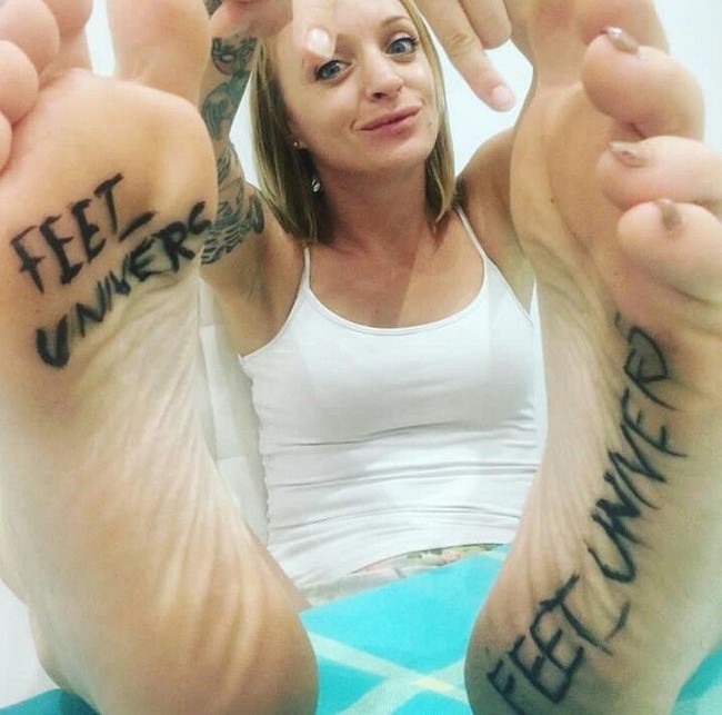 Beberapa orang memiliki ketertarikan seksual dengan bagian-bagian tubuh tertentu, salah satunya adalah kaki. Telapak kaki Roxy pun dianggap indah oleh orang-orang yang memiliki foot fetish. Foto: Dok. Instagram (@fomf2)