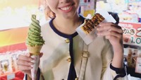  Es krim matcha dan snack manis ini sukses bikin Patricia bahagia nih. Lihat deh senyumnya yang seolah tak sabar ingin segera menyantap kudapannya. Foto: instagram @patriciayora