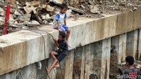 Meskipun tepat di bibir Kali Grogol, anak-anak tak mempedulikan bahaya yang mengancam.