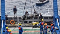 Petugas berusaha mengangkat mesin Lion Air yang jatuh di perairan Karawang.