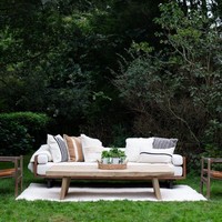 Bangku dan sofa berdesain minimalis dengan sentuhan kayu di salah satu sudut taman tempat jamuan berlangsung. Selain sebagai penghias, area ini juga bisa dimanfaatkan para tamu untuk bersantai sejenak. (Foto: Dok. Goop)