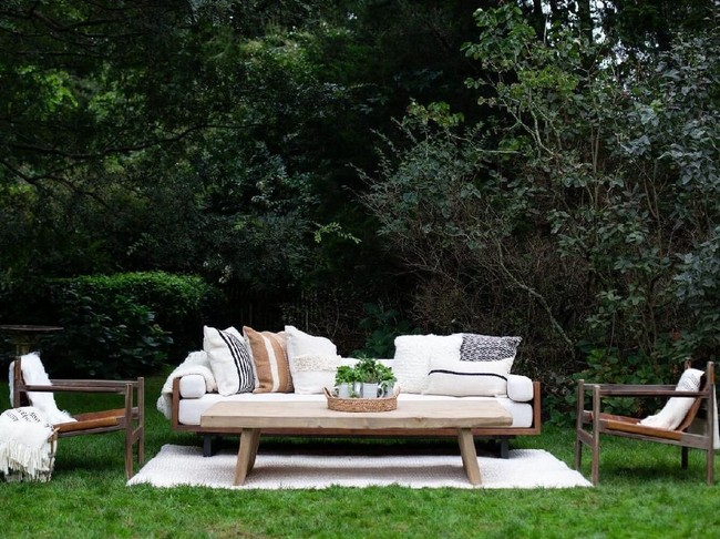 Bangku dan sofa berdesain minimalis dengan sentuhan kayu di salah satu sudut taman tempat jamuan berlangsung. Selain sebagai penghias, area ini juga bisa dimanfaatkan para tamu untuk bersantai sejenak. (Foto: Dok. Goop)