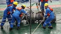 Sebelumnya, petugas juga telah mengangkat roda pesawat Lion Air JT 610.
