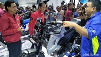 Dalam kesempatan kali ini, dengan didampingi penyelenggara dan beberapa Paspampres, Jokowi mengunjungi beberapa produk otomotif roda dua seperti Kawasaki, Honda, Yamaha, hingga Royal Enfield. Jokowi pun sempat menjajal motor-motor tersebut.