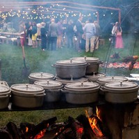 Hidangan tengah disiapkan, sementara para tamu asyik mengobrol sebelum acara dimulai. (Foto: Dok. Goop)