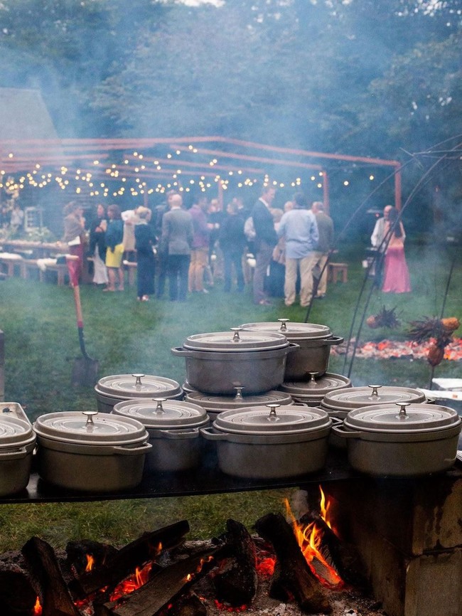 Hidangan tengah disiapkan, sementara para tamu asyik mengobrol sebelum acara dimulai. (Foto: Dok. Goop)