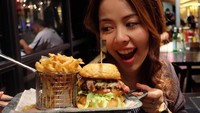 Waah burger dan kentang goreng jadi pilihan makan malam Patricia kali ini. Btw porsi makannya besar juga ya.  Foto: instagram @patriciayora