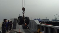Roda yang sudah diangkat merupakan roda belakang. Roda tersebut sudah diangkut ke Dermaga JITC 2, Tanjung Priok, Jakarta Utara. (Lisye Sri Rahayu/detikcom).