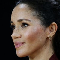 Menghadiri acara olahraga Invictus di Sydney, Meghan terlihat memakai anting emas karya desainer aksesori Inggris Shaun Leane. (Foto: Getty Images)