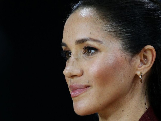 Menghadiri acara olahraga Invictus di Sydney, Meghan terlihat memakai anting emas karya desainer aksesori Inggris Shaun Leane. (Foto: Getty Images)