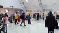 Ramainya wisatawan yang datang juga membuat warga lokal bisa mendapatkan rezeki untuk menyewakan transportasi di bandara.