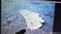 Tampak serpihan berukuran besar milik pesawat Lion Air JT-610 yang terekam oleh Remotely, Operated Vehicles (ROV) Kapal Baruna Jaya 1, Karawang, Sabtu (3/11).