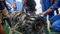 Mesin ini berhasil ditemukan oleh tim penyelam TNI AL.