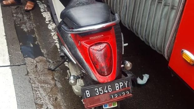 Motor yang bertabrakan dengan bus TransJakarta di Semanggi