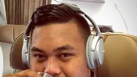 Berkat profesinya ini, Akbar jadi sering keliling dunia dan menikmati fasilitas mewah. Kesehariannya pun tak luput dari naik turun pesawat. Foto: Instagram ajudan_pribadi