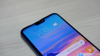 Bagian depan terdapat notch untuk menempatkan kamera selfie dan sensor lainnya. Foto: Adi Fida Rahman/detikINET