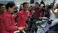 Jokowi terlihat tampak santai layaknya para pengunjung lainnya saat menyambangi pameran otomotif.