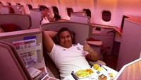 Pria Makassar ini sangat beruntung punya bos yang baik. Lihat saja nih gayanya naik pesawat first class dengan makanan enak di depannya. Foto: Instagram ajudan_pribadi