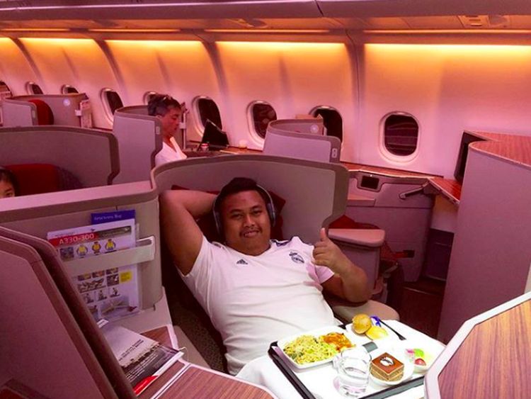 Gaya Kocak Akbar Ajudan Pribadi Saat Makan di Dapur hingga Jet Pribadi