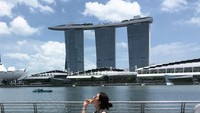 Wanita berambut panjang ini juga hobi traveling. Ketika mengunjungi Singapura, Patricia asyik menikmati es krim sebagai santapan segar.  Foto: instagram @patriciayora