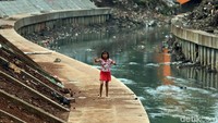 Malahan, mereka menjadikan tempat tersebut sebagai lahan utama bermain.