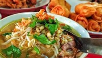 Sejak subuh sudah banyak warung soto Boyolali buka. Salah satunya Mbok Giyem. Bisa pilih soto ayam atau daging. Foto : Instagram @sotosegermvkgiyem_ciputat