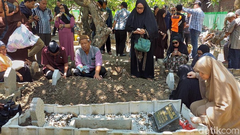 Isak Tangis Iringi Pemakaman Penyelam Syachrul di Surabaya Isak Tangis Iringi Pemakaman Penyelam Syachrul di Surabaya