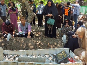 Isak Tangis Iringi Pemakaman Penyelam Syachrul di Surabaya