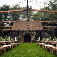 Rangkaian pesta pernikahan dimulai dengan rehearsel dinner yang digelar di halaman rumah komedian Jerry Seinfeld di Hamptons. Jamuan malam menggunakan meja dan bangku panjang yang terbuat dari kayu. Tidak ada tenda, hanya lampu-lampu yang bergelantungan yang menjadi atapnya. (Foto: Dok. Goop)