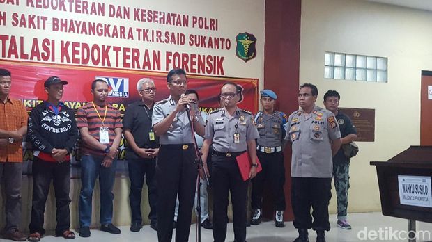 Terima Jenazah yang Teridentifikasi di RS Polri, Keluarga Pingsan
