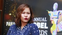 Senyuman centil Okky Lukman. Foto: Ismail/detikHOT