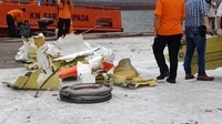 Beberapa puing pesawat juga telah dibawa ke Dermaga JICT 2. Pusing tersebut dipisahkan dengan roda pesawat. (Foto: Eva Safitri/detikcom)