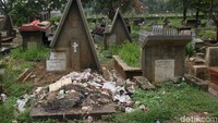 Biasanya pihak keluarga datang setahun sekali untuk merapihkan makam yaitu saat hari raya Natal.