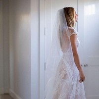 Untuk hari bahagianya, Gwyneth Paltrow muncul dalam balutan gaun pengantin bergaya tradisional dari Valentino Couture. (Foto: Dok. Goop)