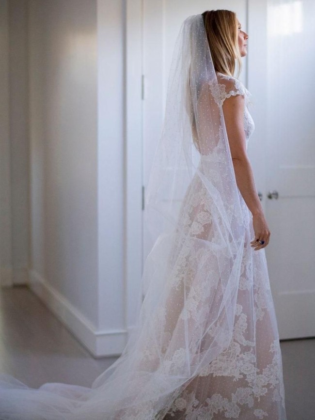 Untuk hari bahagianya, Gwyneth Paltrow muncul dalam balutan gaun pengantin bergaya tradisional dari Valentino Couture. (Foto: Dok. Goop)